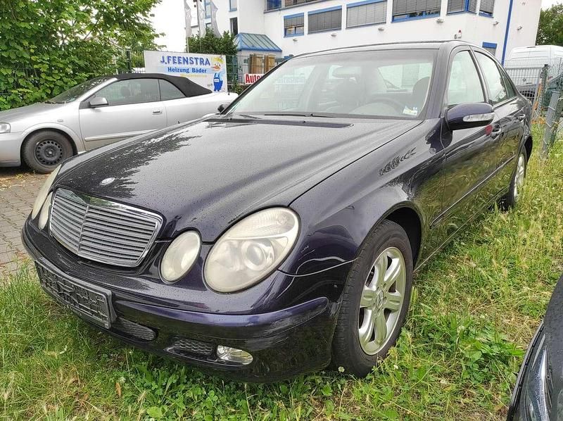 Tansanitblau metalliclack Gebraucht 2004 Mercedes E240 Limousine | 3.499 € (Superpreis) - Bild 1/4