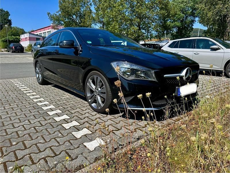 Schwarz Gebraucht 2019 Mercedes CLA200 Shooting Brake Kombi | 18.600 € (Superpreis) - Bild 1/4