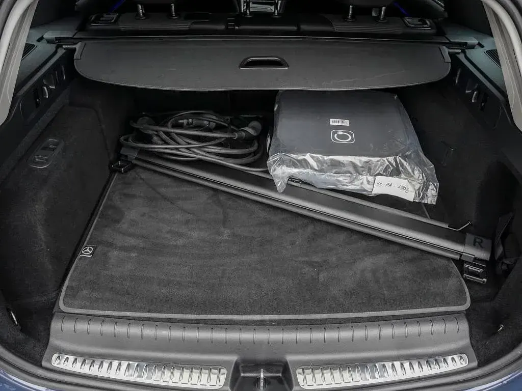 Gebraucht Mercedes C300e Avantgarde 313 PS (230 kW) 2024 Blau Limousine