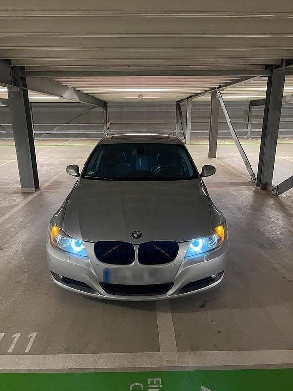 Gebraucht BMW 320 170 PS (125 kW) 2010 Silber Limousine