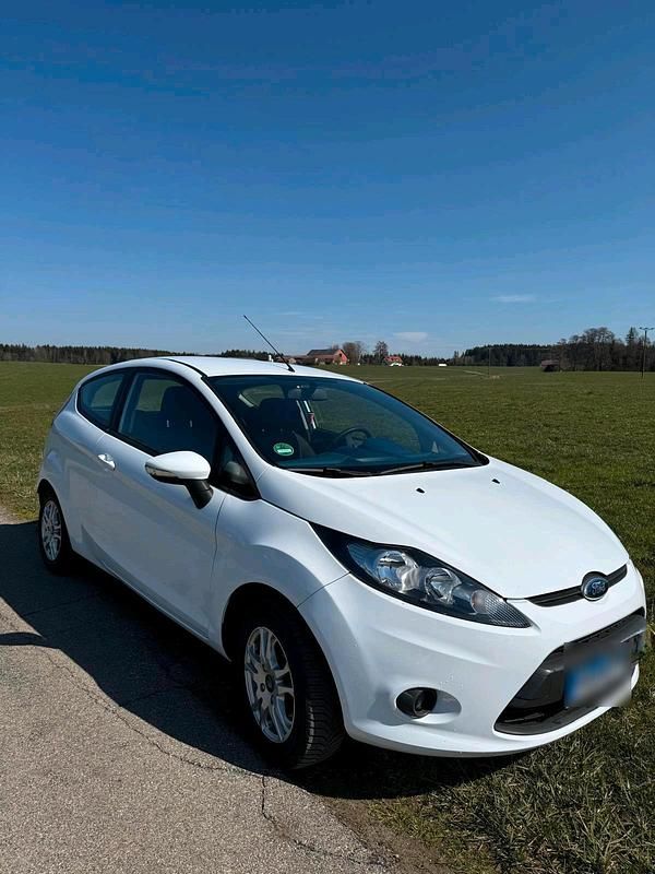 Gebraucht Ford Fiesta 60 PS (44 kW) 2010 Weiß Kleinwagen