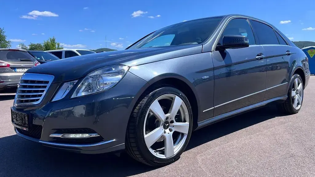 Używany Mercedes E220 170 KM (125 kW) 2012 Szary Sedan/Limuzyna