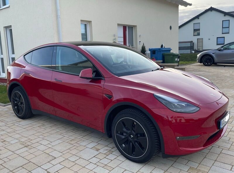 Verkauft Tesla Model Y Long Range Rot ., gebraucht 2022, 9.800 km in  Baden-Württember