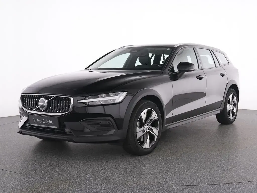 Używany Volvo V60 CC Plus 197 KM (144 kW) 2023 Czarny Kombi