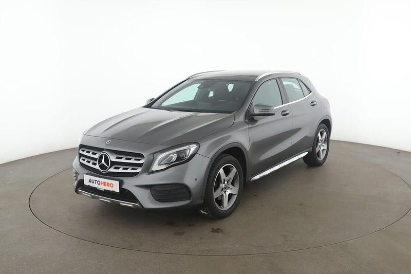 Grau Gebraucht 2017 Mercedes GLA200 AMG line SUV | 21.990 € (Teuer) - Bild 1/3