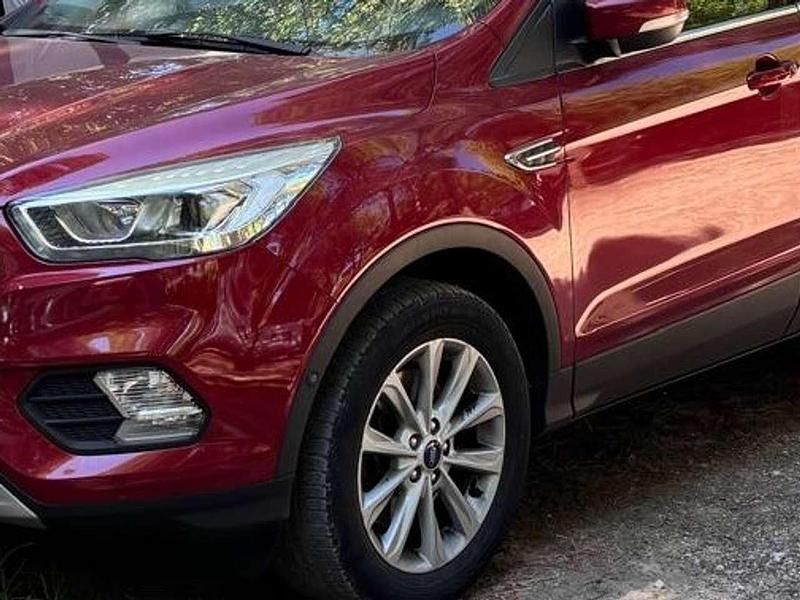Rot Gebraucht 2019 Ford Kuga Titanium SUV | 18.900 € (Fairer Preis) - Bild 1/4