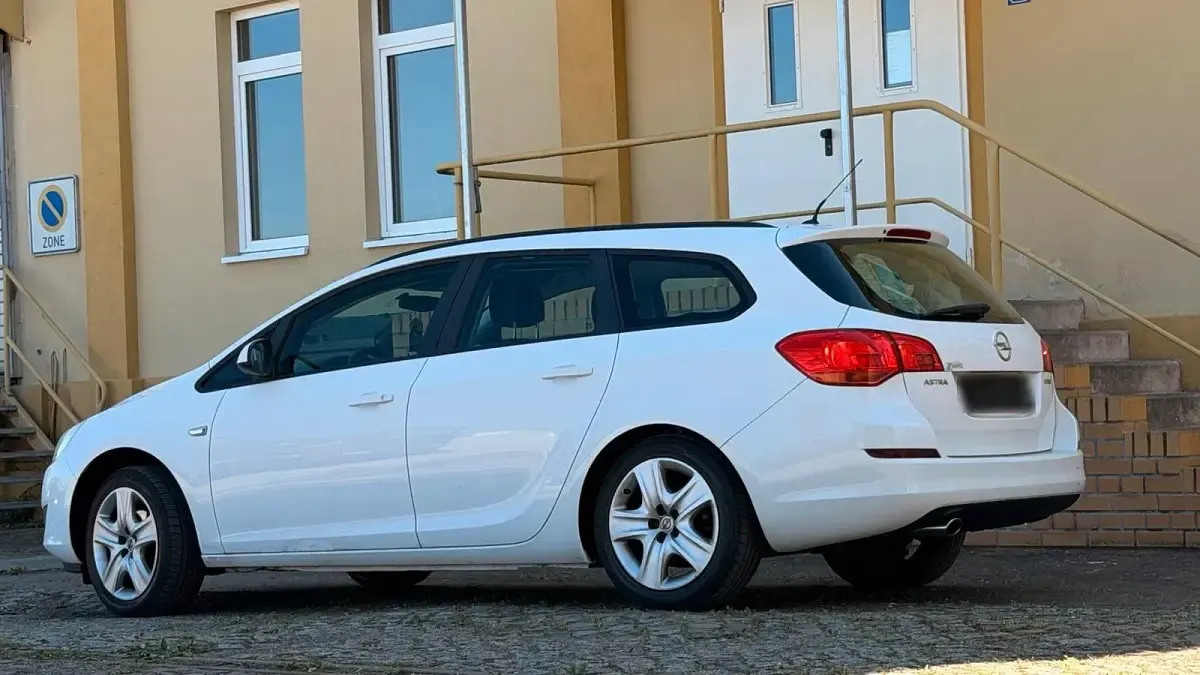 Używany Opel Astra 140 KM (102 kW) 2012 Biały Kombi