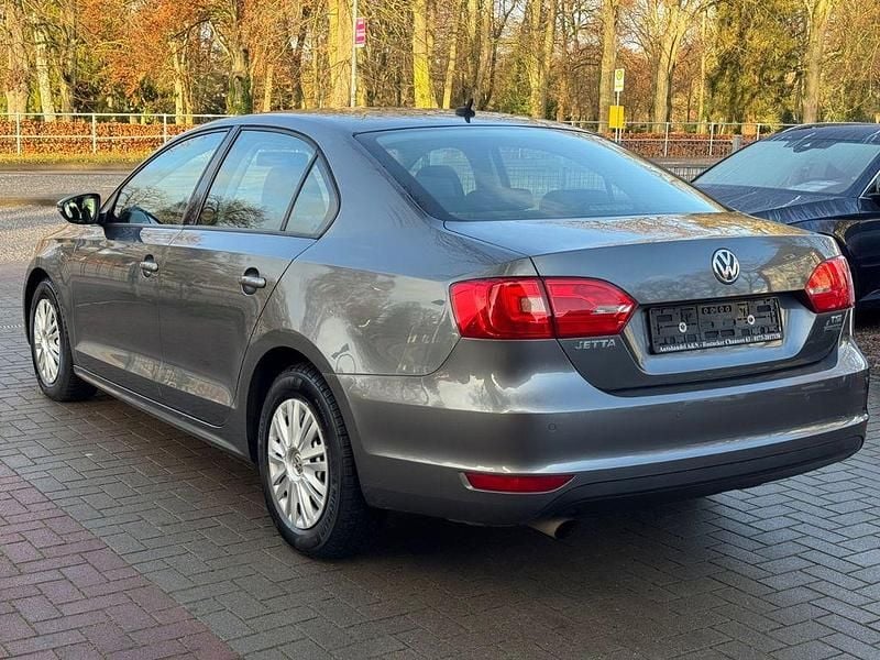 Gebraucht VW Jetta Trendline 105 PS (77 kW) 2011 Grau Limousine