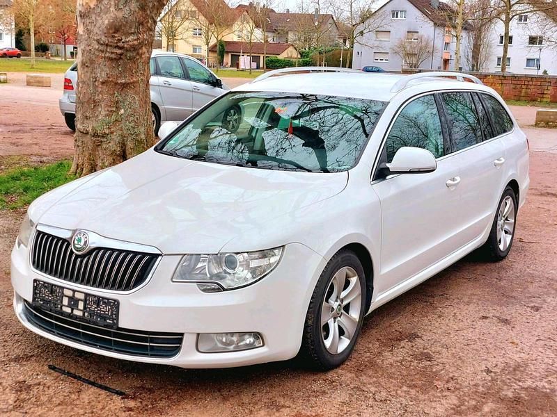 Gebraucht Skoda Superb 140 PS (102 kW) 2011 Weiß Kombi
