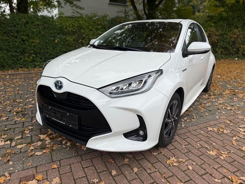 Weiß Gebraucht 2021 Toyota Yaris Hybrid Club Limousine | 16.490 € (Guter Preis) - Bild 1/4