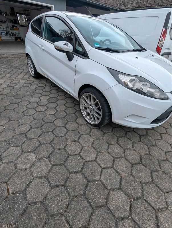Gebraucht Ford Fiesta 82 PS (60 kW) 2009 Weiß Kleinwagen