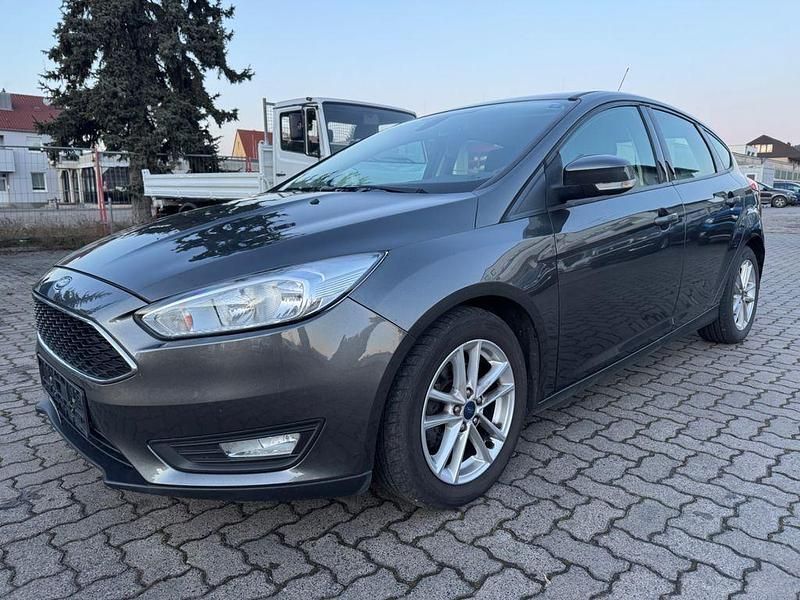 Grau Gebraucht 2015 Ford Focus Business Edition Limousine | 3.990 € (Guter Preis) - Bild 1/4