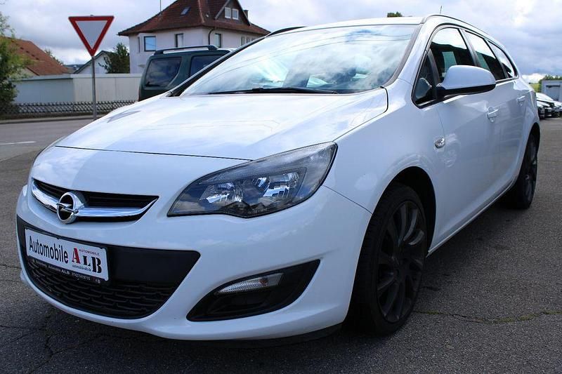 Weiß Gebraucht 2013 Opel Astra Kombi | 4.390 € (Fairer Preis) - Bild 1/4