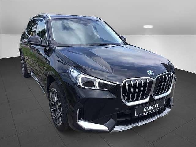 Black sapphire Neu 2025 BMW X1 xLine SUV | 59.569 € (Teuer) - Bild 1/4