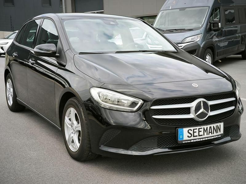 Schwarz Gebraucht 2020 Mercedes B160 Van / Kleinbus | 15.499 € - Bild 1/4