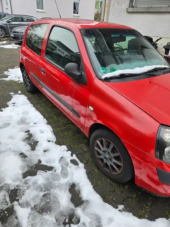 Używany Renault Clio II 58 KM (42 kW) 2010 Czerwony Sedan/Limuzyna