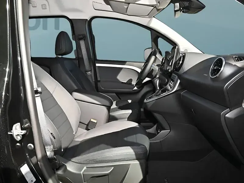Gebraucht Mercedes T180 131 PS (96 kW) 2026 Schwarz Van / Kleinbus