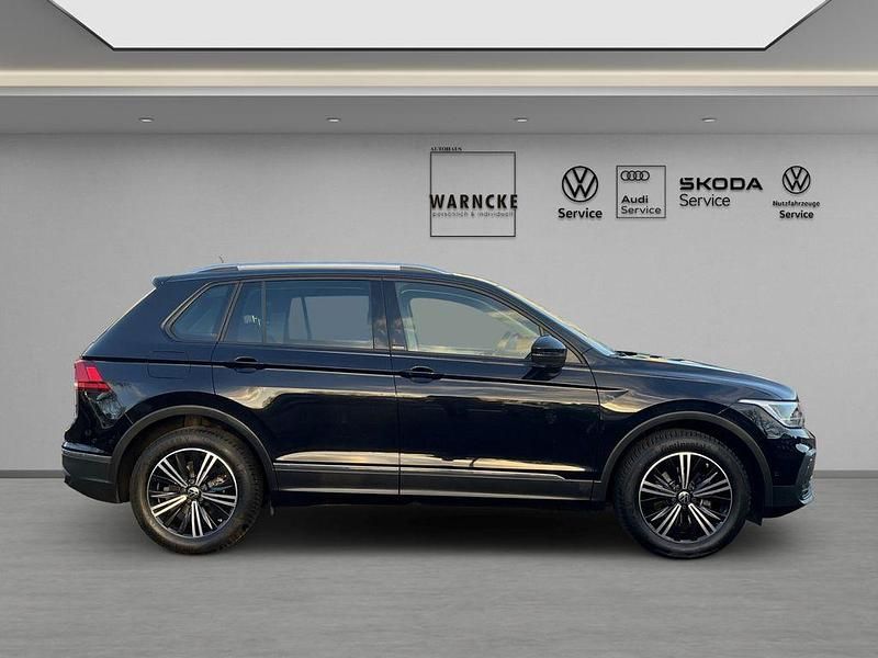 Gebraucht VW Tiguan Active 150 PS (110 kW) 2022 Deep black perleffekt SUV