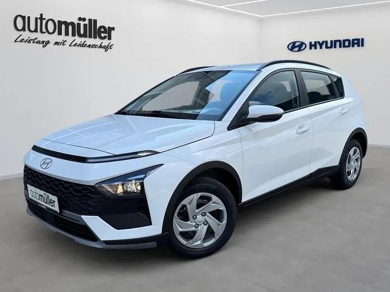 Weiß atlas white / sol Neu 2024 Hyundai Bayon Select SUV | 19.488 € (Superpreis) - Bild 1/4