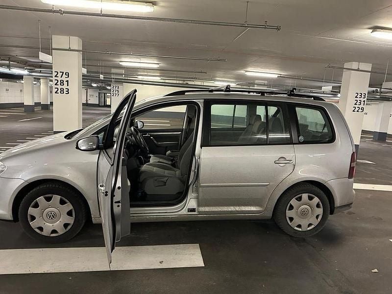 Silber Gebraucht 2010 VW Touran Van / Kleinbus | 5.500 € (Guter Preis) - Bild 1/4