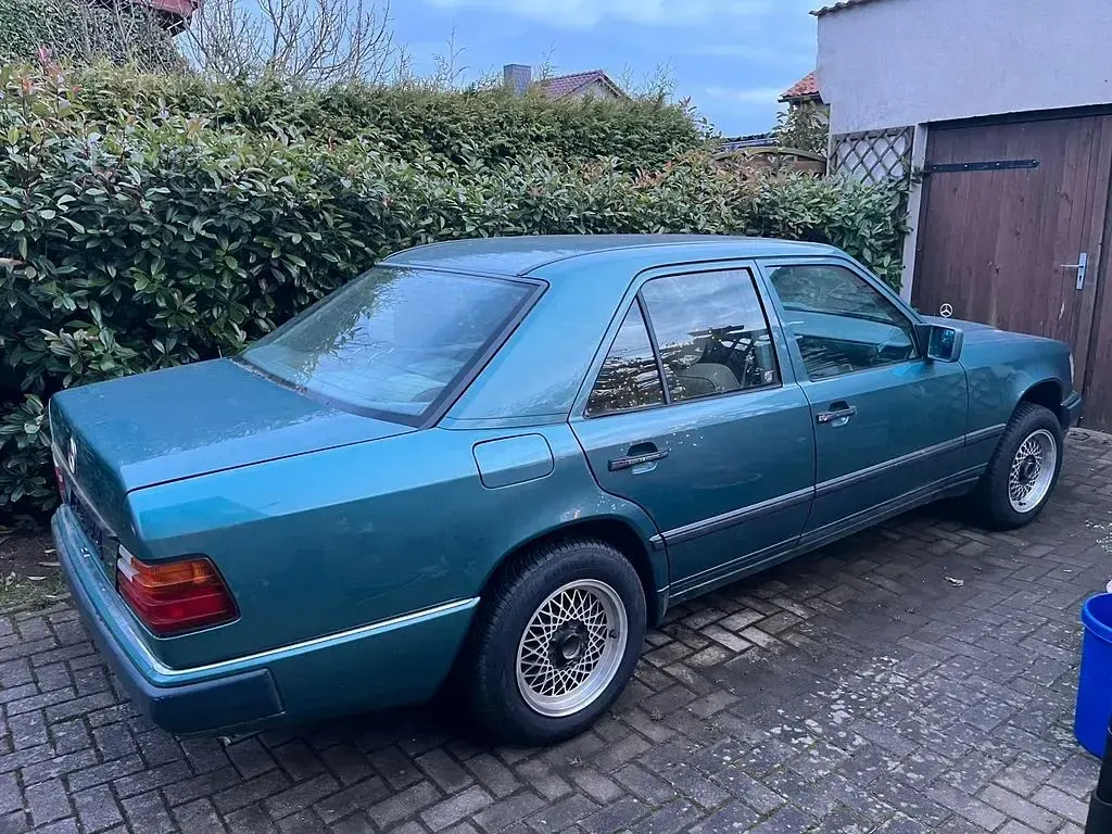 Gebraucht Mercedes 230 184 PS (135 kW) 1985 Grün Limousine