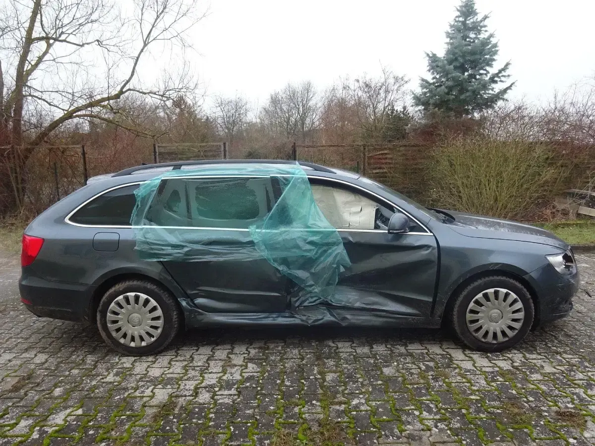 Gebraucht Skoda Superb Ambition 170 PS (125 kW) 2014 Grau Kombi