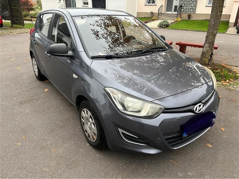 Grau Gebraucht 2014 Hyundai i20 Kleinwagen | 4.750 € (Superpreis) - Bild 1/4