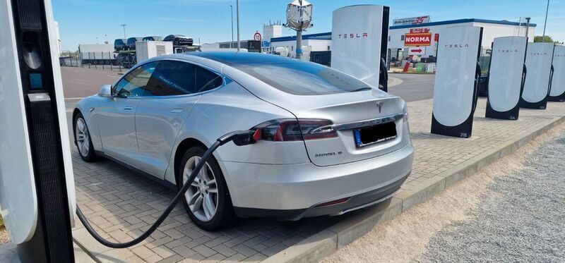 Silber Gebraucht 2014 Tesla Model S Limousine | 15.300 € (Etwas zu teuer) - Bild 1/4