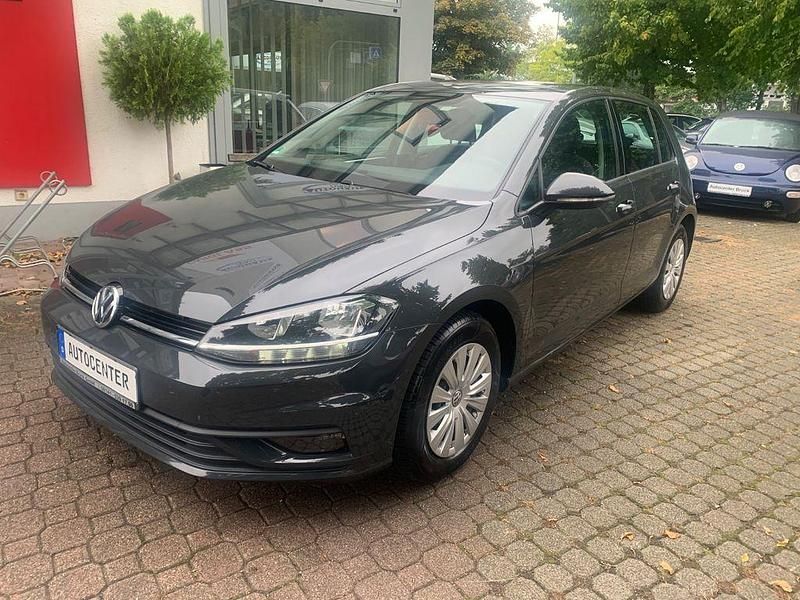 Grau Gebraucht 2018 VW Golf VII Trendline Limousine | 8.700 € (Guter Preis) - Bild 1/4