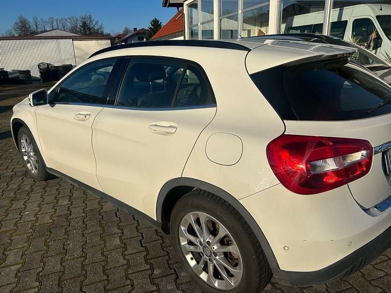Gebraucht Mercedes GLA200 136 PS (100 kW) 2017 Weiß SUV
