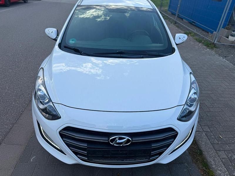 Gebraucht Hyundai i30 Trend 135 PS (99 kW) 2016 Weiß Kombi