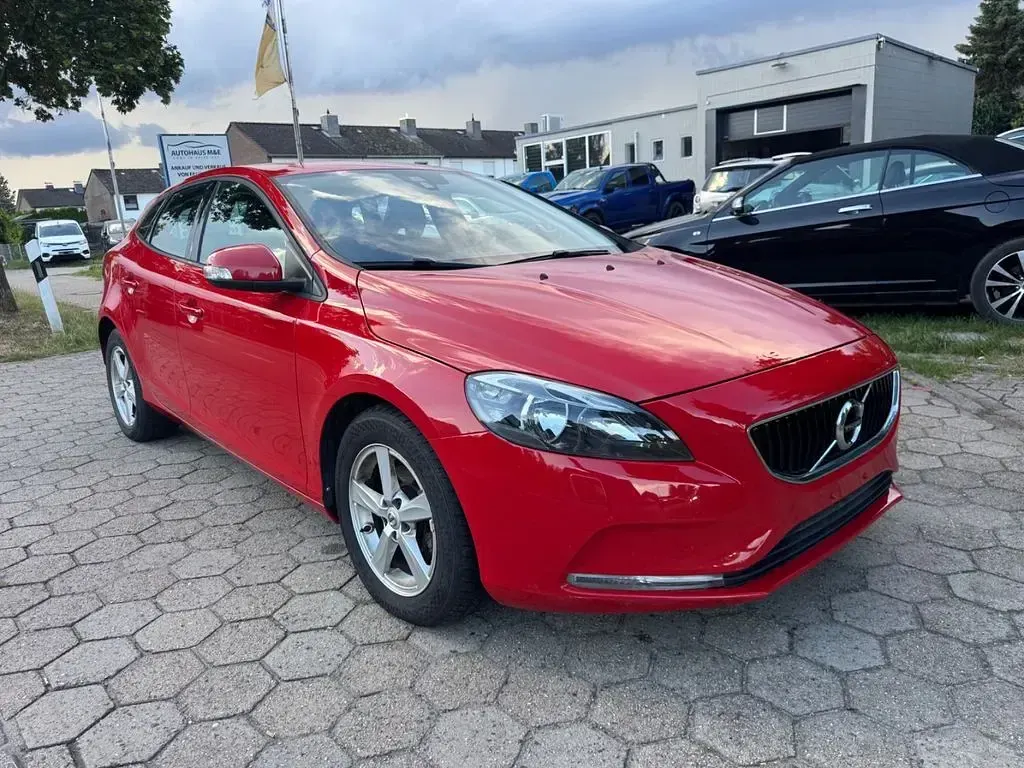 Gebraucht Volvo V40 120 PS (88 kW) 2017 Solidlak passion red / solid Limousine