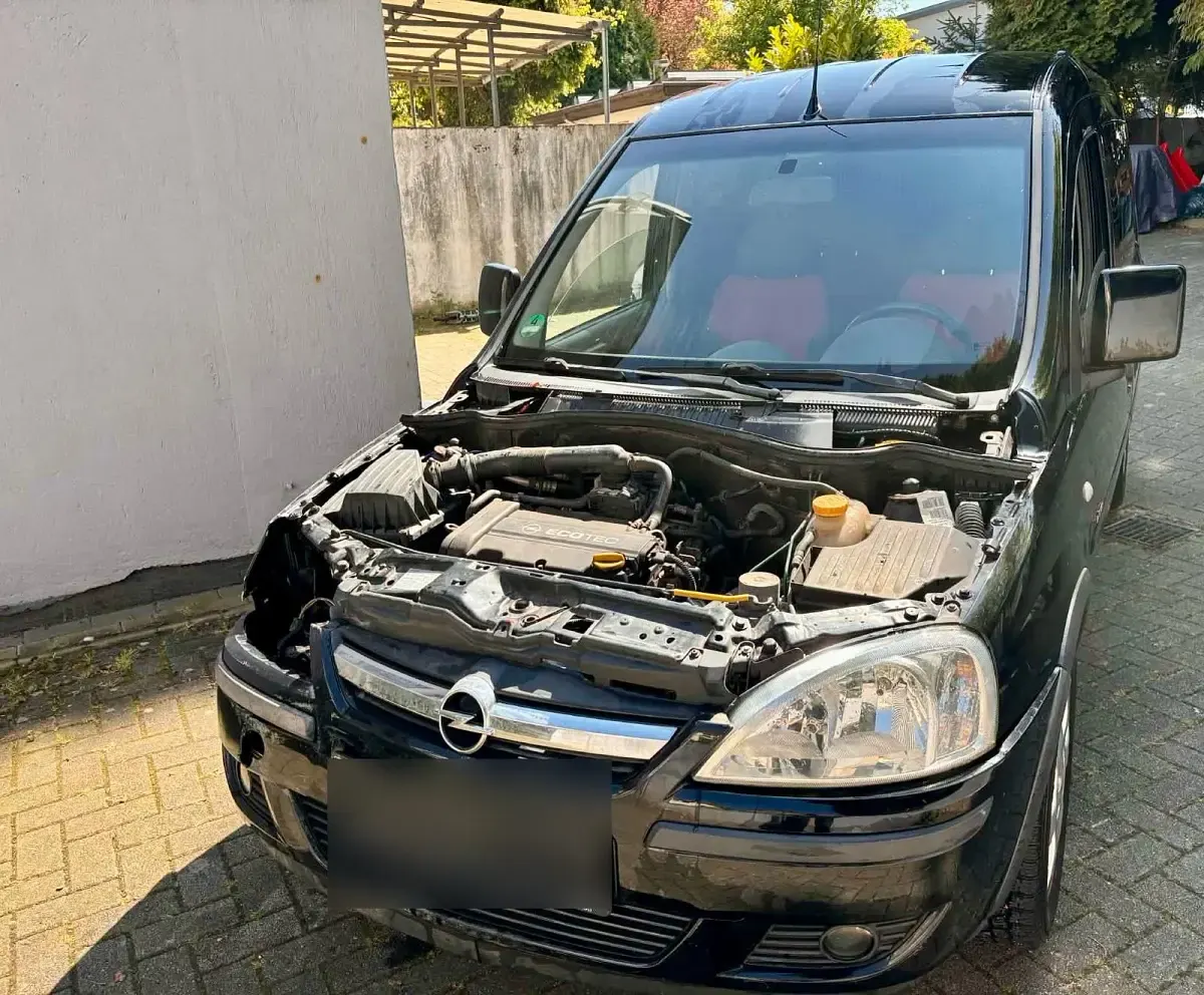 Używany Opel Combo 90 KM (66 kW) 2005 Czarny Minivan