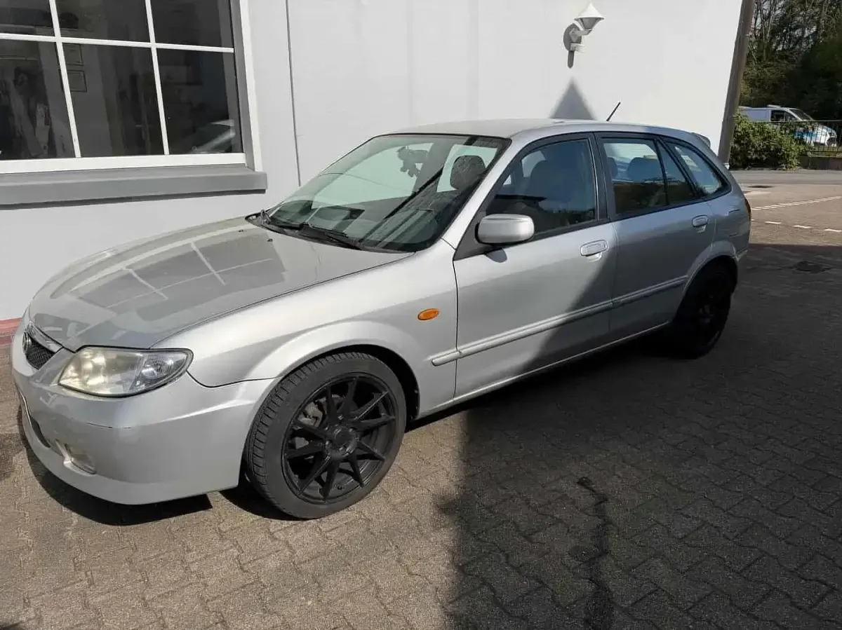 Gebraucht Mazda 323 72 PS (52 kW) 2002 Grau Limousine