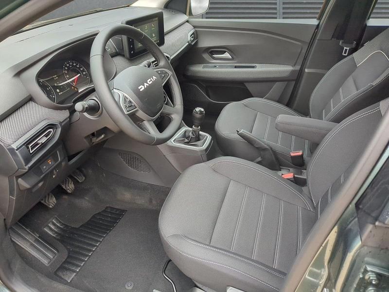 Neu Dacia Sandero Expression 101 PS (74 kW) 2025 Zedergrün Limousine