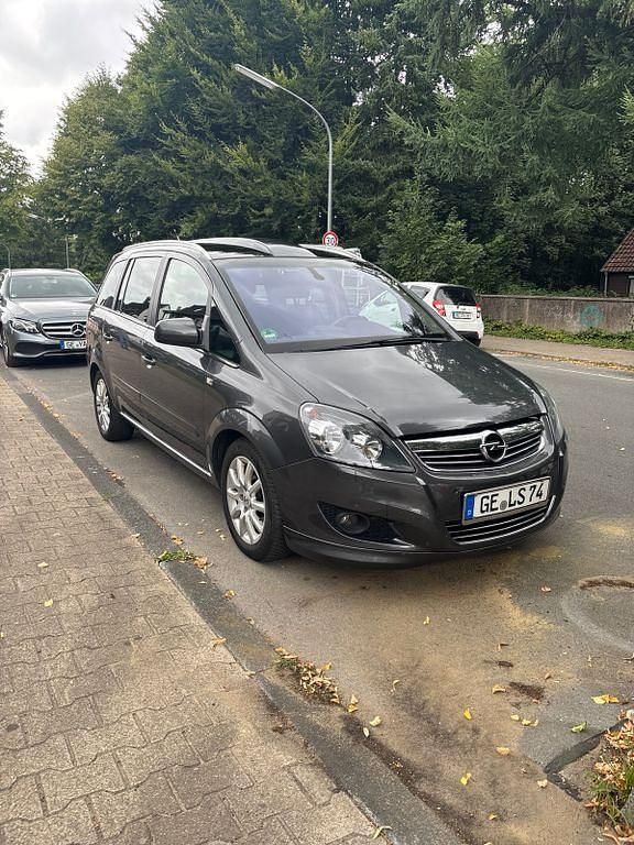 Silber Gebraucht 2011 Opel Zafira Family Van / Kleinbus | 3.000 € (Etwas zu teuer) - Bild 1/4