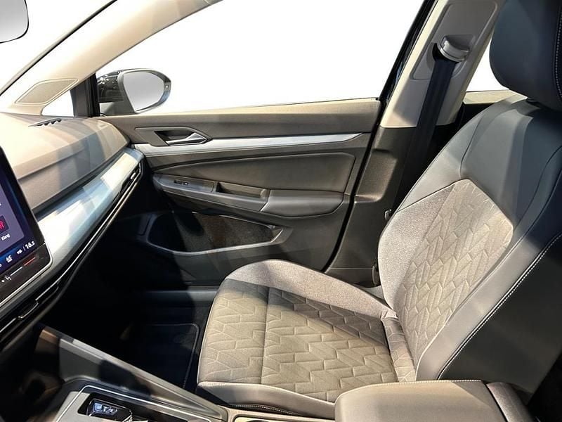 Gebraucht VW Golf VIII 150 PS (110 kW) 2025 Grenadillschwarz metallic Kombi