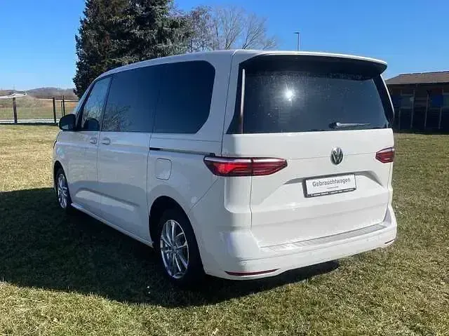 Second-hand VW Multivan Basis 150 CP (110 kW) 2023 Alb Monovolum