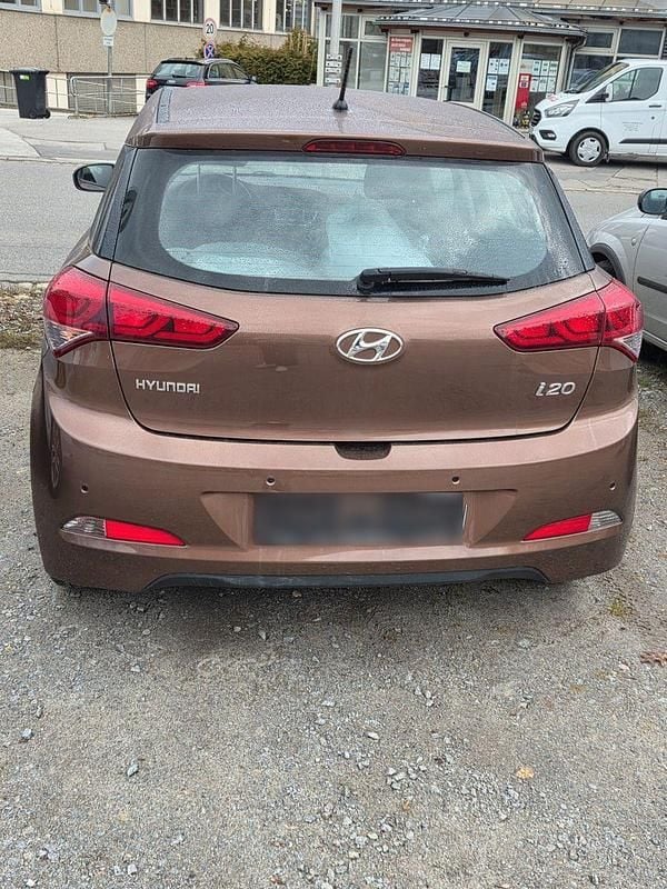 Gebraucht Hyundai i20 Trend 101 PS (74 kW) 2017 Braun Kleinwagen