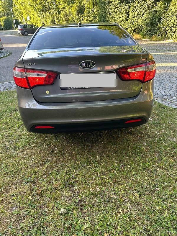 Gebraucht Kia Rio 111 PS (81 kW) 2012 Grau Limousine