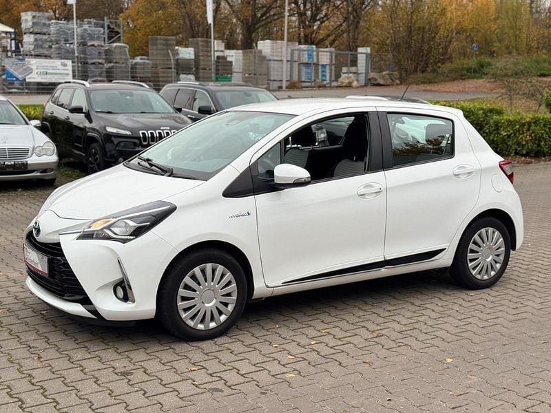 Weiß Gebraucht 2017 Toyota Yaris Hybrid Comfort Limousine | 13.990 € (Fairer Preis) - Bild 1/2