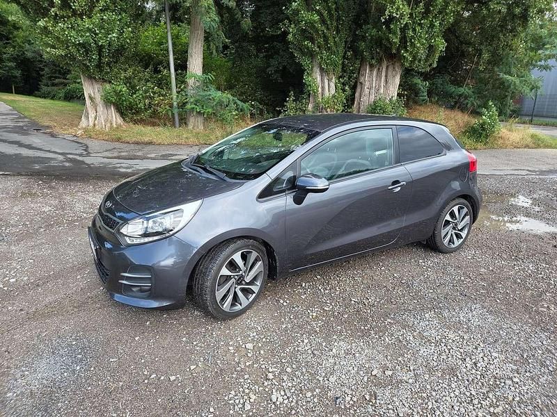 Grau Gebraucht 2015 Kia Rio Spirit Limousine | 8.500 € (Fairer Preis) - Bild 1/4