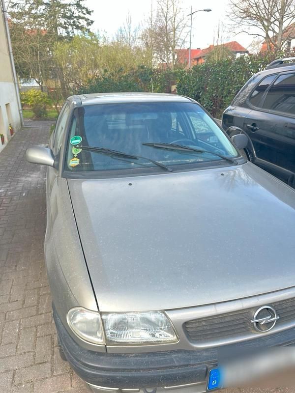 Gold Gebraucht 1996 Opel Astra Kombi | 550 € - Bild 1/4
