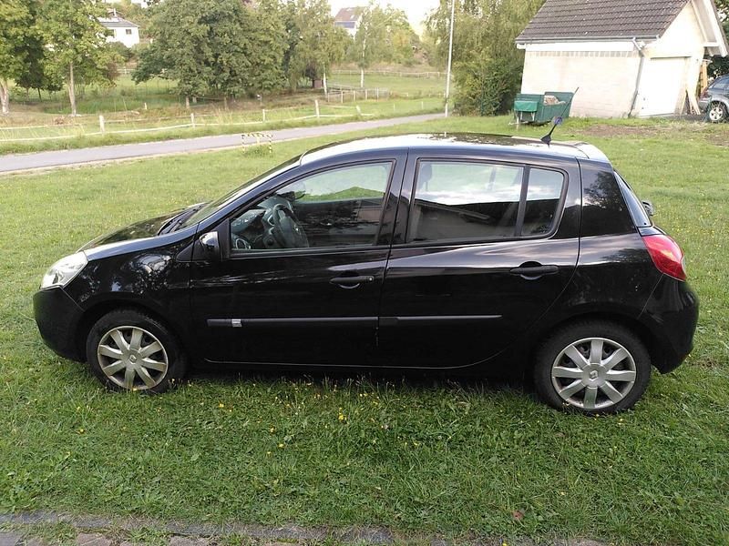 Schwarz Gebraucht 2012 Renault Clio III Limousine | 5.500 € - Bild 1/4