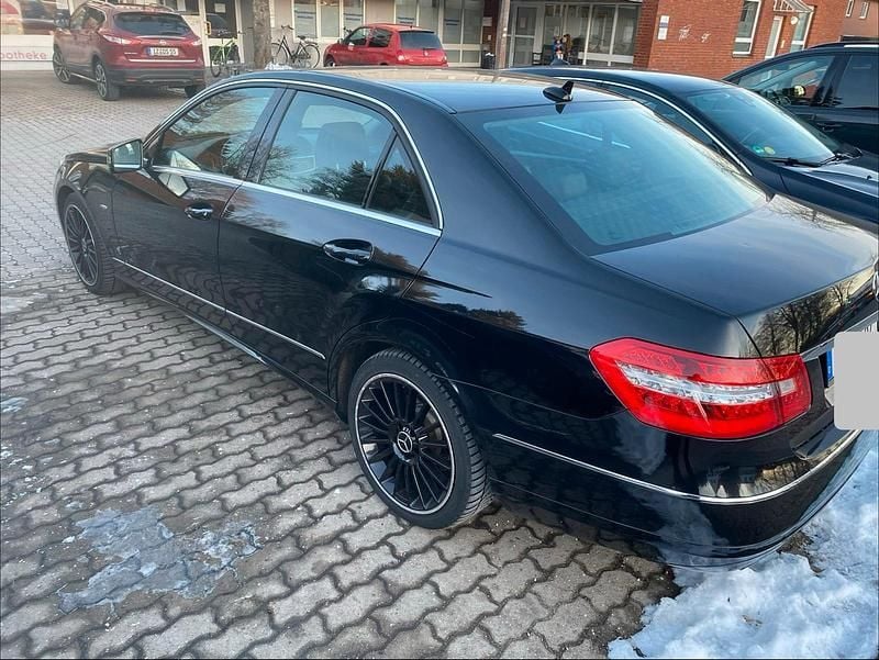 Gebraucht Mercedes E200 Avantgarde 184 PS (135 kW) 2011 Schwarz Limousine
