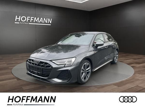 Grau (daytonagrau perleffekt) Neu 2025 Audi A3 Sportback S-Line Kleinwagen | 39.790 € (Superpreis) - Bild 1/4