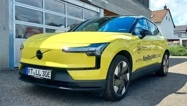 Gebraucht Volvo EX30 Performance 314 kW (428 PS) 2024 Moss yellow SUV