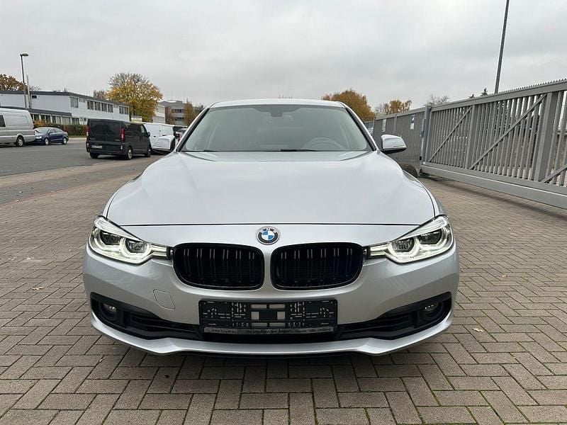 Gebraucht BMW 318 Advantage 136 PS (100 kW) 2017 Silber Limousine