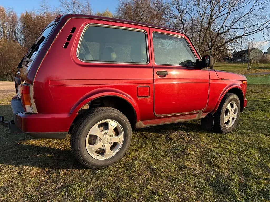 Używany Lada Urban 83 KM (61 kW) 2017 Czerwony SUV