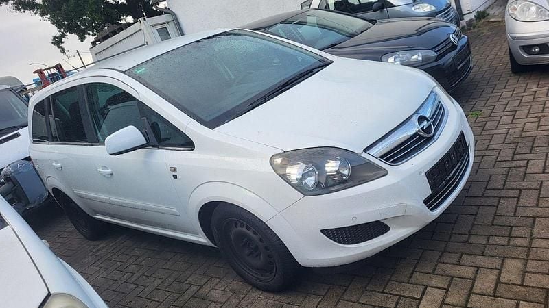 Weiß Gebraucht 2010 Opel Zafira Edition Van / Kleinbus | 2.790 € (Superpreis) - Bild 1/4